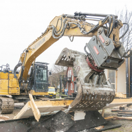 De første spadestik blev taget, da der var "Bulldozer Dag" i anledning af opførelsen af den nye arkitektskole ved Godsbanen i Århus. Her en entreprenørrmaskine godt i gang med at rive en bygning ned for at gøre plads til Arkitektskolens nye hus.