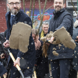 De første spadestik blev taget, da der var "Bulldozer Dag" i anledning af opførelsen af den nye arkitektskole ved Godsbanen i Århus. Fra venstre er det Ole Birk Olesen (minister for transport, bygning og bolig) og Jacob Bundsgaard (Århus borgmester).