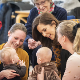 Kronprinsesse Mary besøgte den 30. januar 2019  Frivillighuset Lokalcenter Trøjborg, Århus, hvor hun blandt andet mødte brugerne og legede med børn. På billedet er hun inviteret med i rundkreds, hvor der bliver sunget børnesange og leget med de små